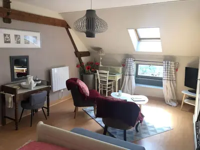 Télévision ou salle de divertissement dans l'établissement La maison Villecharny