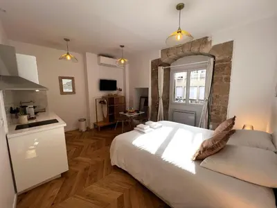 Un ou plusieurs lits dans un hébergement de l'établissement Le Comte - Heart of Dijon - With AC