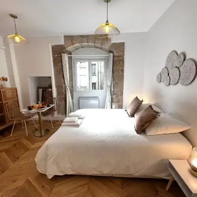 Le Comte - Heart of Dijon - With AC