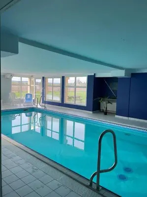 Piscine de l'établissement Séjour aux allées du Green, piscine & SPA ou située à proximité