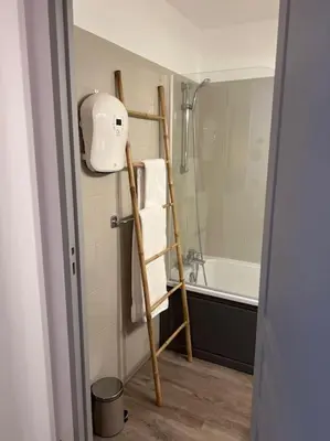 Salle de bains dans l'établissement Séjour aux allées du Green, piscine & SPA