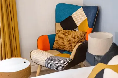 Coin salon dans l'établissement Le Refuge Dijonnais