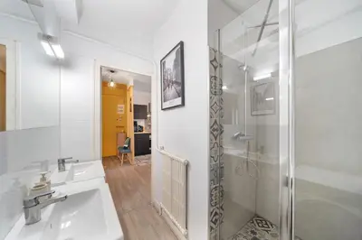 Salle de bains dans l'établissement Le Refuge Dijonnais