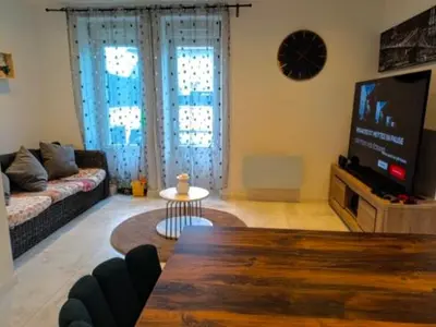 Télévision ou salle de divertissement dans l'établissement La chambre des petits voyageurs