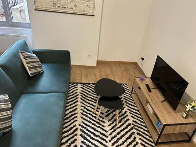 Télévision ou salle de divertissement dans l'établissement L'instant Lamartine