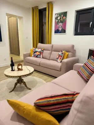 Coin salon dans l'établissement Maison avec Jacuzzi privé