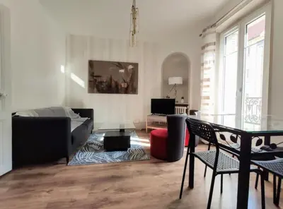 Coin salon dans l'établissement Logement de charme proche centre-ville - TV - WiFi