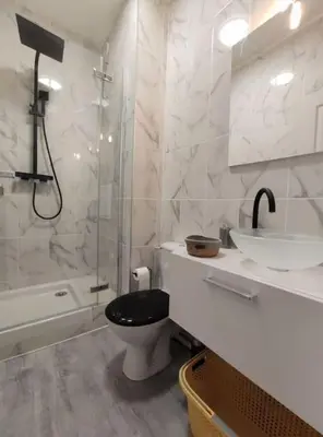 Salle de bains dans l'établissement Logement de charme proche centre-ville - TV - WiFi