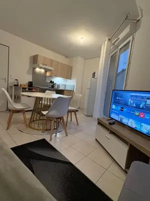 Télévision ou salle de divertissement dans l'établissement Appartement au calme proche du PAL