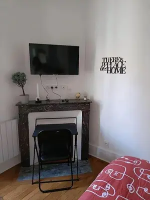 Télévision ou salle de divertissement dans l'établissement Agréable studio - WiFi