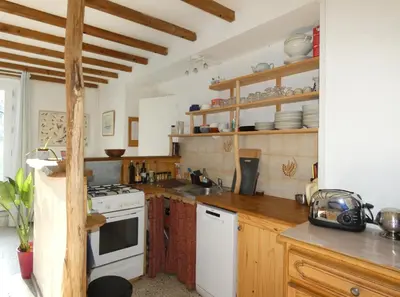 Cuisine ou kitchenette dans l'établissement ESTUVI, une pause nature dans le Jura