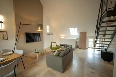 Télévision ou salle de divertissement dans l'établissement Appartement chaleureux le Grenier de Pommard