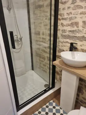 Salle de bains dans l'établissement La Studette du Pèlerin - Un Air d'Autrefois - Secure & Free Park Vélo -
