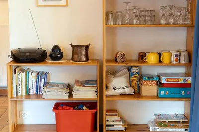 Bibliothèque dans la maison de vacances