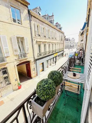 Balcon ou terrasse dans l'établissement Le Balcon des Cordeliers - Homillesime