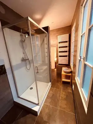 Salle de bains dans l'établissement Le Balcon des Cordeliers - Homillesime