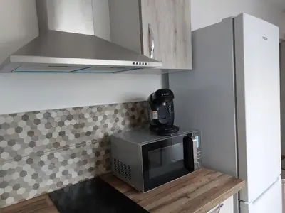 Cuisine ou kitchenette dans l'établissement Sous les toits - Wi-Fi - TV