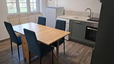 Cuisine ou kitchenette dans l'établissement Appartement 2 à 4 personnes à la campagne
