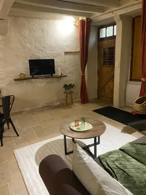 Télévision ou salle de divertissement dans l'établissement Maison authentique