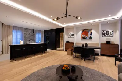 Télévision ou salle de divertissement dans l'établissement Les Suites by Cave Vauban