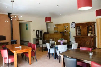 Salon ou bar de l'établissement Hotel Camping sur Yonne