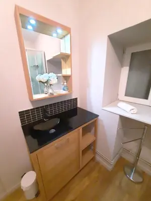 Salle de bains dans l'établissement Le Hoche - Apt 4 Personnes, 1 ch, Proche Gare