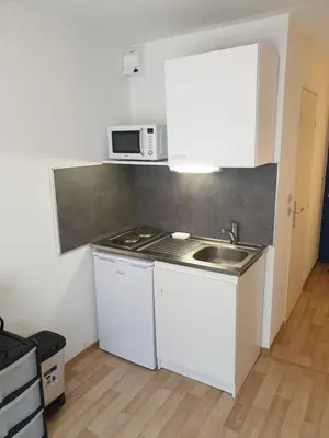 Cuisine ou kitchenette dans l'établissement Studio meublé centre ville Paray 1B16
