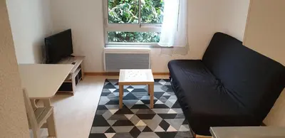 Télévision ou salle de divertissement dans l'établissement Studio meublé centre ville Paray 1B16