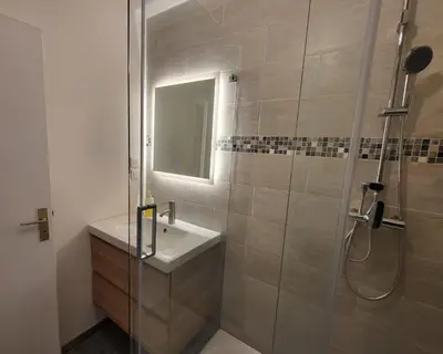 Salle de bains dans l'établissement La Résidence des Poètes