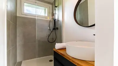 Salle de bains dans l'établissement Lumina - Spacieux & comfortable