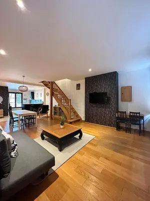 Télévision ou salle de divertissement dans l'établissement Le Soleil-Levant centre-ville