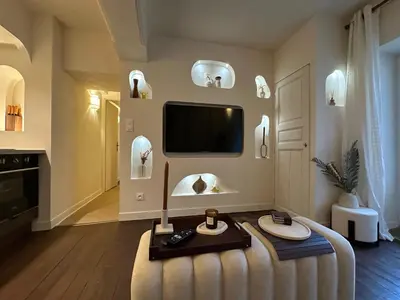 Télévision ou salle de divertissement dans l'établissement LES MALDIVES, T2, Balcon, Hyper centre Place aux Herbes