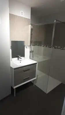 Salle de bains dans l'établissement Charm'en Maranges