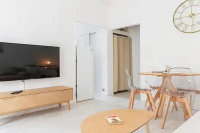 Télévision ou salle de divertissement dans l'établissement Appartement 4 personnes - Cité de la gastronomie