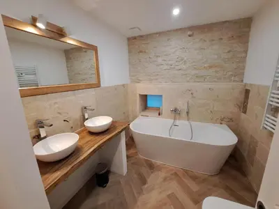 Salle de bains dans l'établissement Ferme spacieuse climatisée, SPA & Pétanque