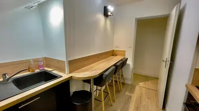 Cuisine ou kitchenette dans l'établissement Le Chablis - Proche Centre & CHU, avec MiniBar
