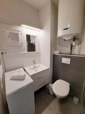 Salle de bains dans l'établissement Le Perdrix 2 - Studio 2 prs, proche centre ville