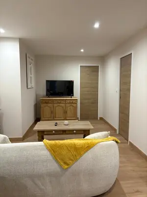Télévision ou salle de divertissement dans l'établissement L'AparT Savignien