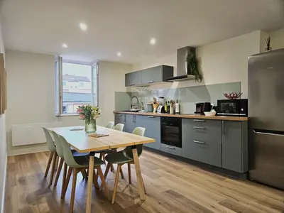 Cuisine ou kitchenette dans l'établissement Doux Murmures, appartement 73m2 calme et élegant, 2 chambres