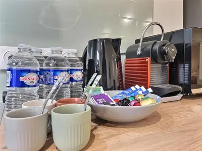 Plateau bouilloire dans l'établissement Doux Murmures, appartement 73m2 calme et élegant, 2 chambres