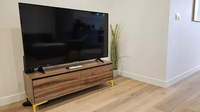 Télévision ou salle de divertissement dans l'établissement Doux Murmures, appartement 73m2 calme et élegant, 2 chambres