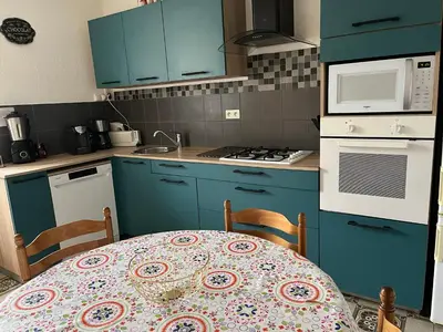 Cuisine ou kitchenette dans l'établissement Gîte Les Lilas
