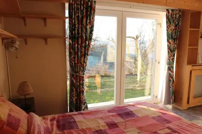 Un ou plusieurs lits dans un hébergement de l'établissement Chambre Jazzy - Gîte les Zazous