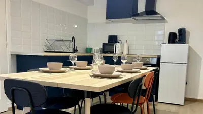 Cuisine ou kitchenette dans l'établissement Les suites de Saint-Yves