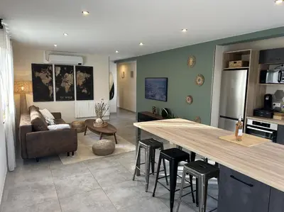 Cuisine ou kitchenette dans l'établissement Maison calme avec terrasse-garage centre ville D