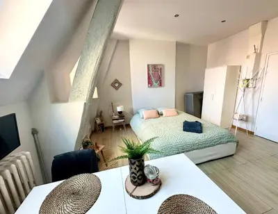 Un ou plusieurs lits dans un hébergement de l'établissement Le petit POTE' studio Dijon hyper centre