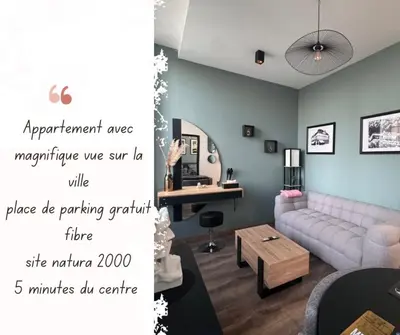Coin salon dans l'établissement Évasion Urbaine, Vue sur la ville