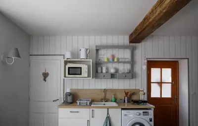 Cuisine ou kitchenette dans l'établissement La maison d'en face a cozy guesthouse