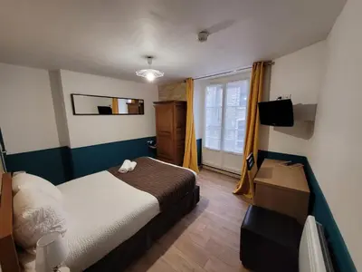 Télévision ou salle de divertissement dans l'établissement Hôtel de L'Ecu
