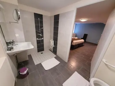 Salle de bains dans l'établissement Hôtel de L'Ecu